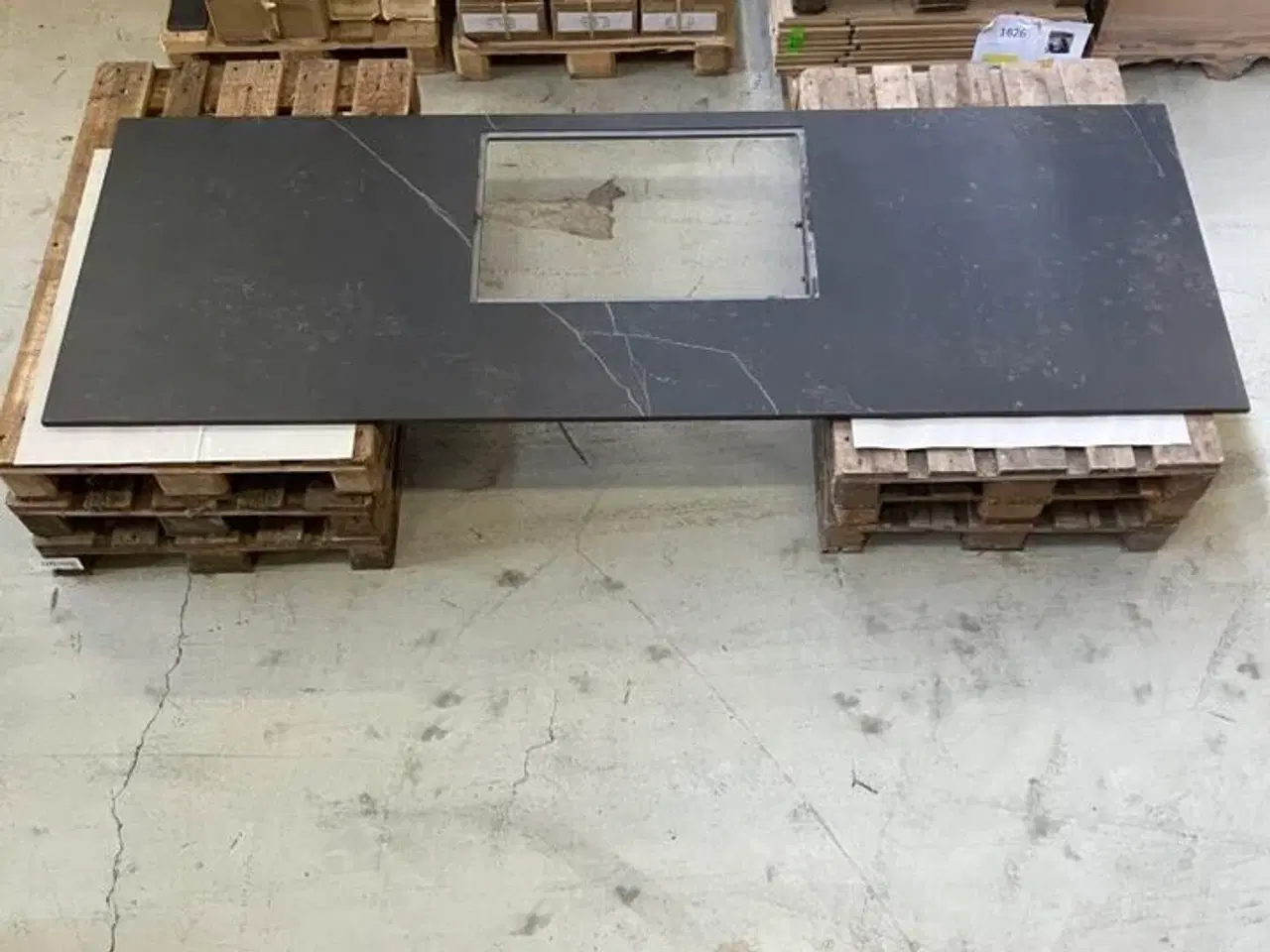 Billede 1 - Halv-ø bordplade med kogepladehul