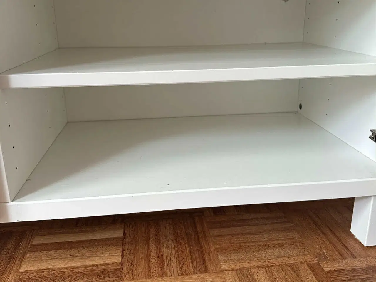 Billede 3 - BESTÅ-skænk fra IKEA med glasplade