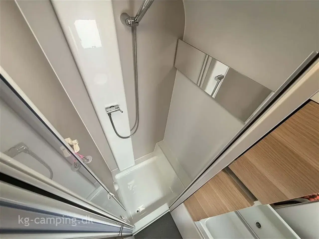 Billede 9 - 2021 - Adria Adora 572 UT   Flot enkeltsengsvogn med mover og soltelt. Velholdt og mulighed for nedvejning til 1700 KG