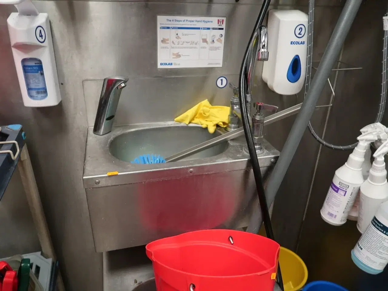 Billede 1 - Vaskestation, sæbedispenser, rengøringsartikler m.m.