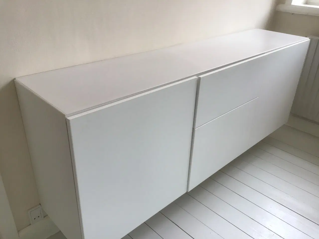 Billede 1 - Skænk Ikea model BESTÅ med glas plade