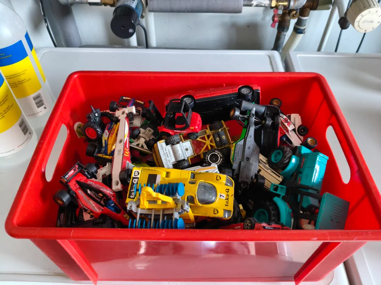 Billede 1 - En kasse med diverse legetøjsbiler