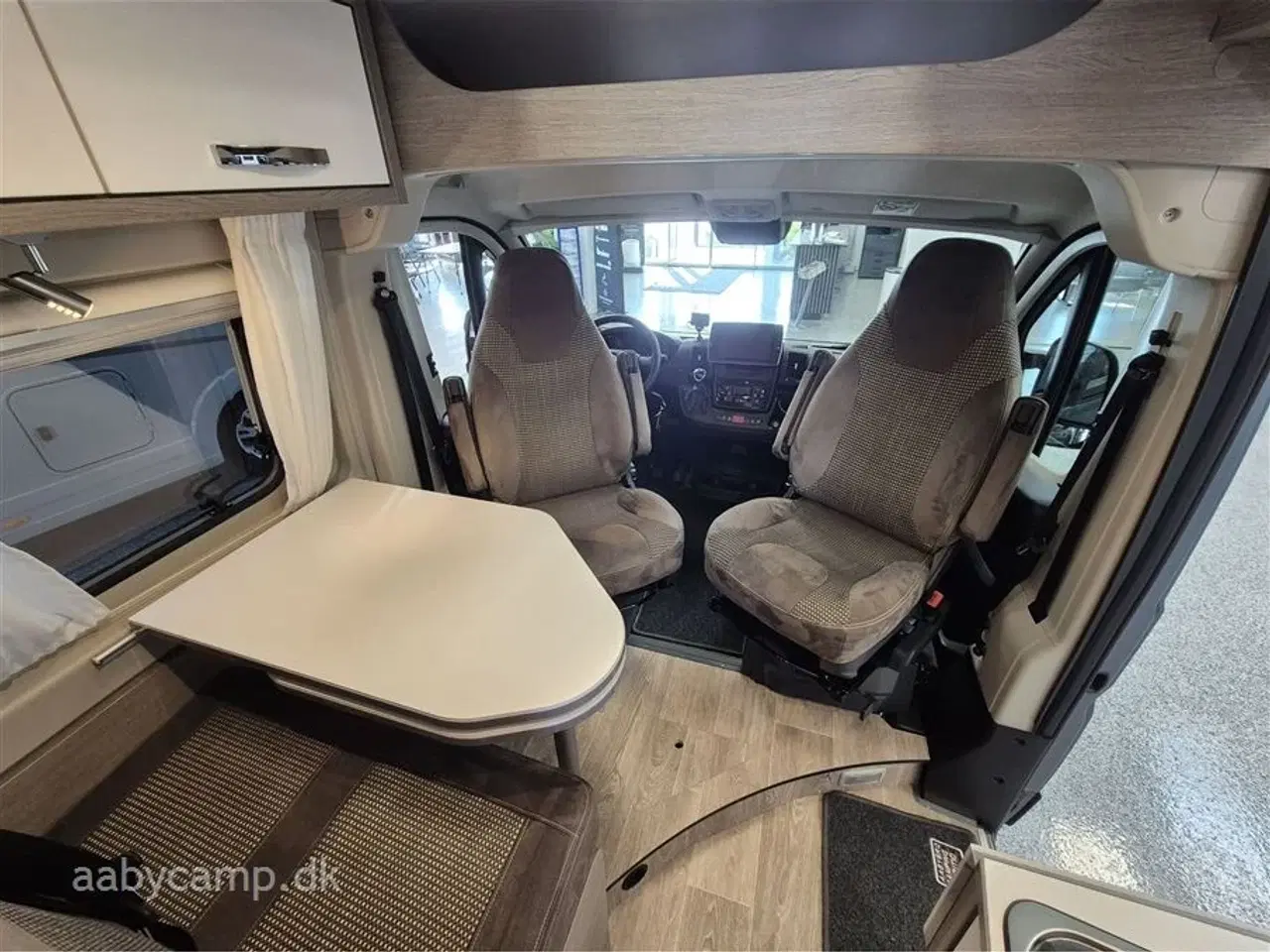 Billede 11 - 2020 - Pössl Roadcar R 640 Automatgear. 2x solceller. batteri. markise. duo-control. kompressor køleskab. undervognsbehandlet. helårsdæk. anhængertræk. soft close på bo-delsdør.