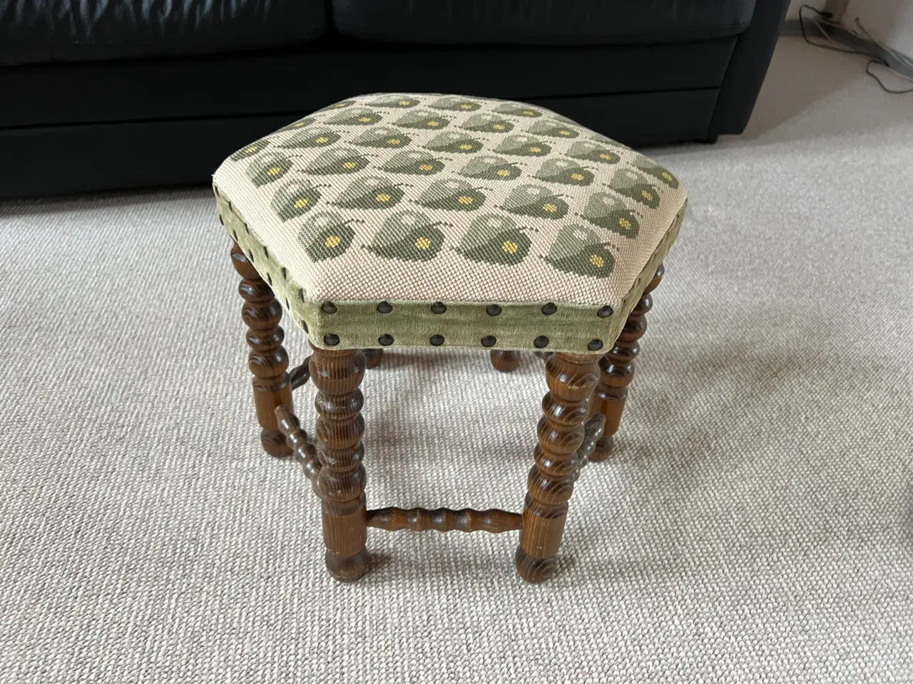 Billede 1 - Skammel med syet stof