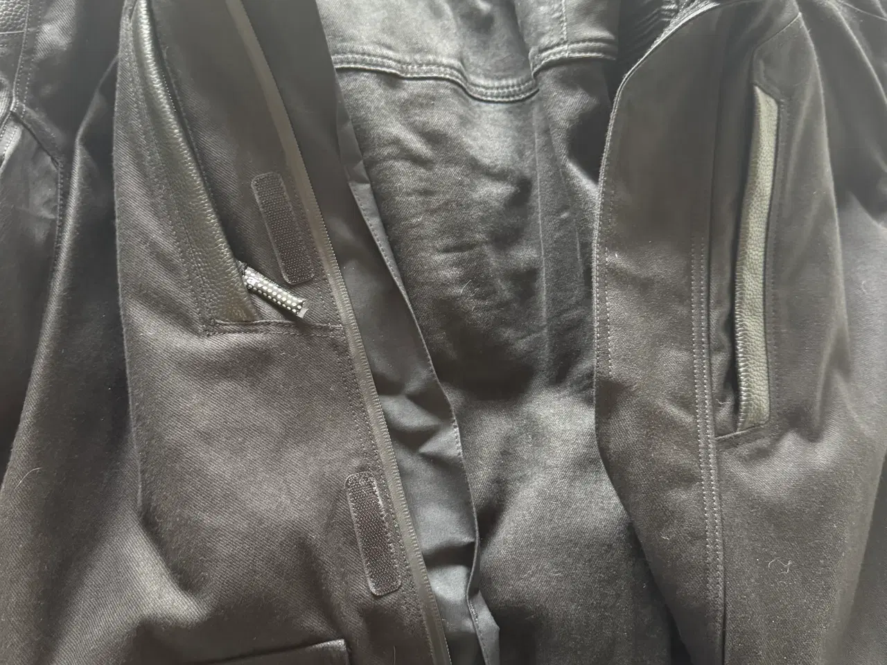 Billede 1 - Jakke og bukser gives væk da det er for stort