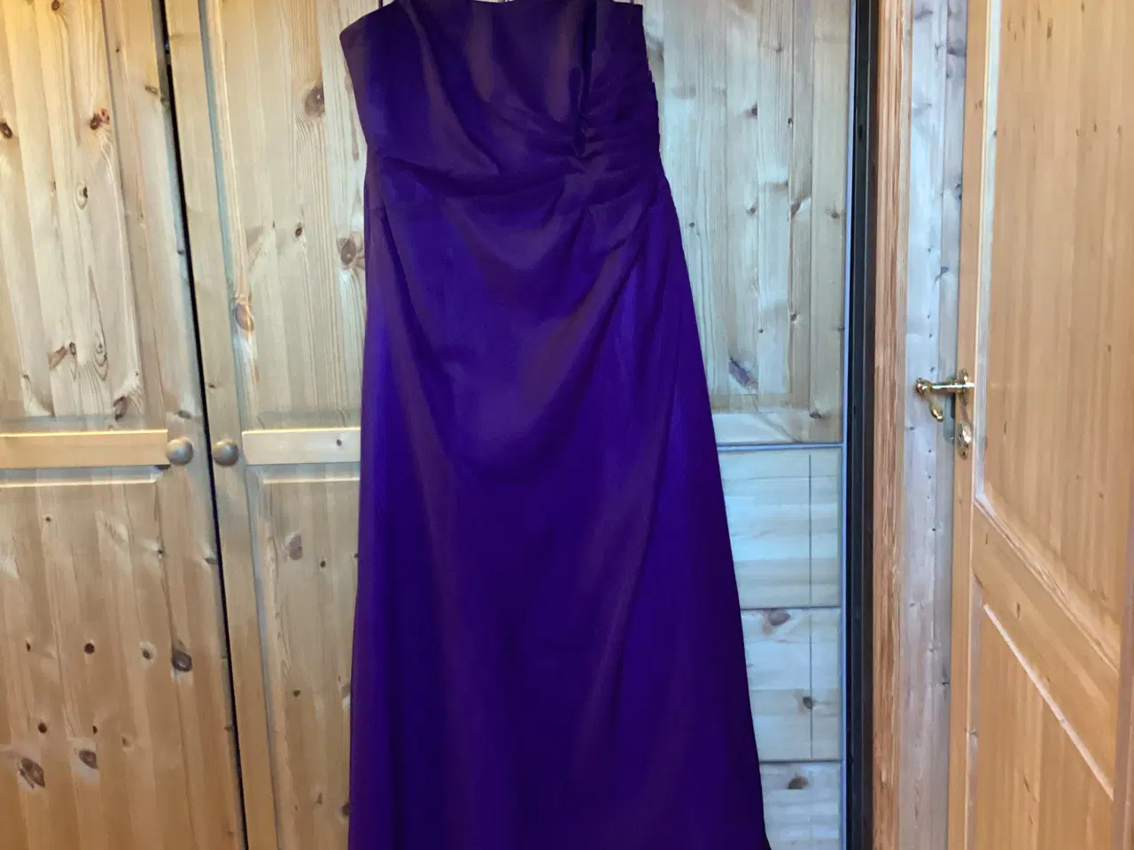 Billede 1 - Flot mørk lilla Galla/Selskabskjole str. 54