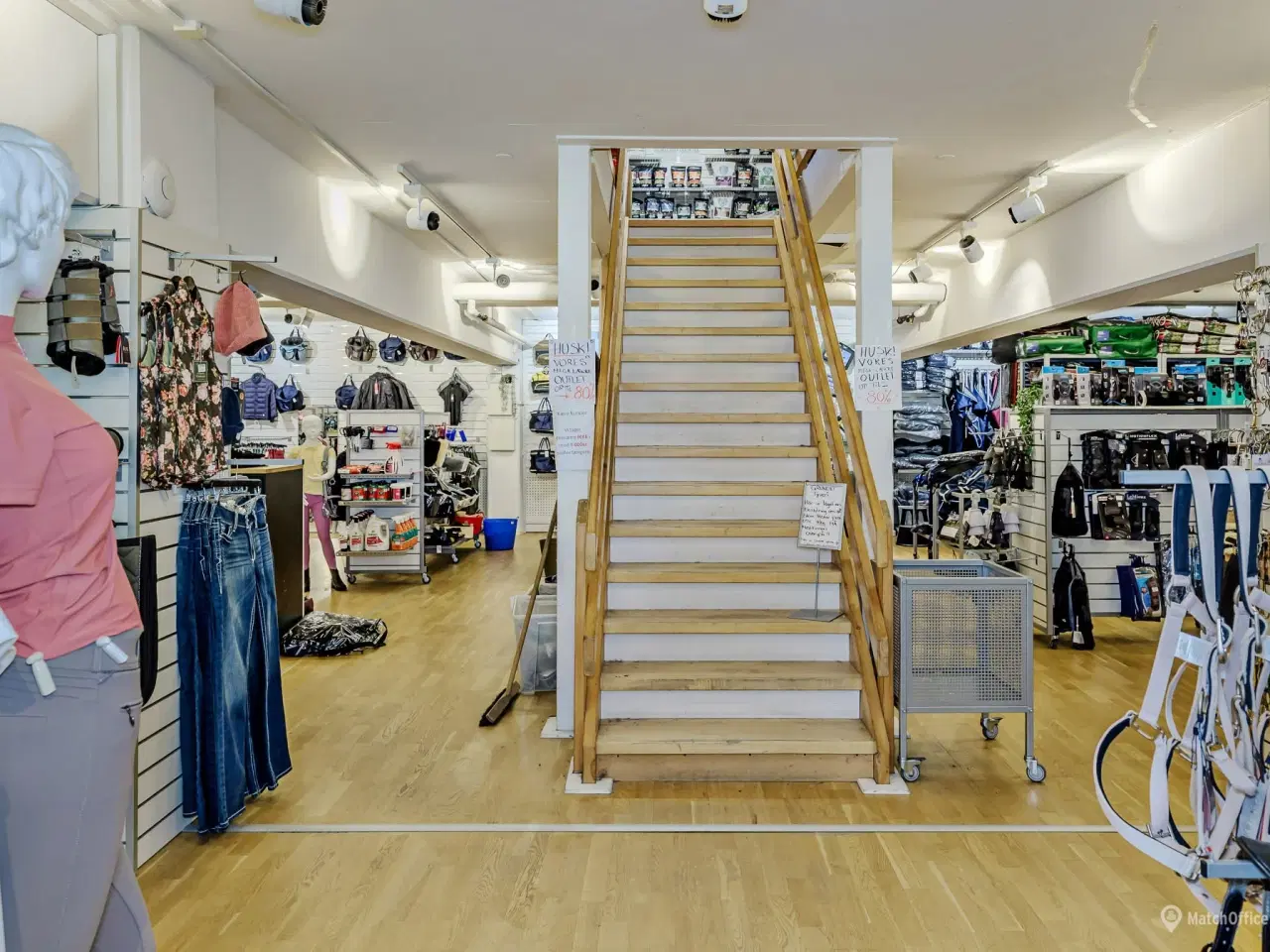 Billede 7 - Sort showroom med gode parkeringsforhold