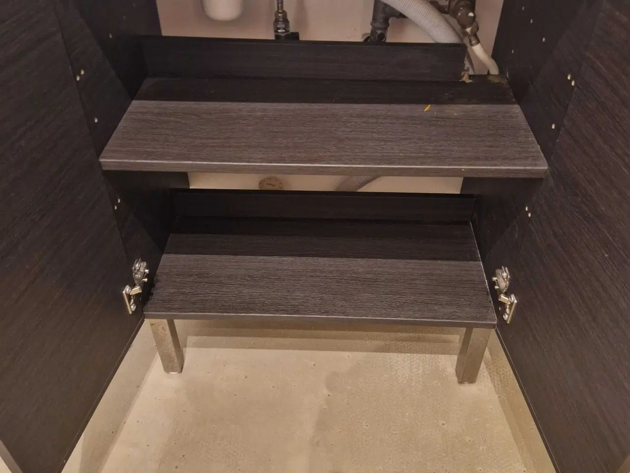 Billede 3 - Skab m. Vask og armatur 