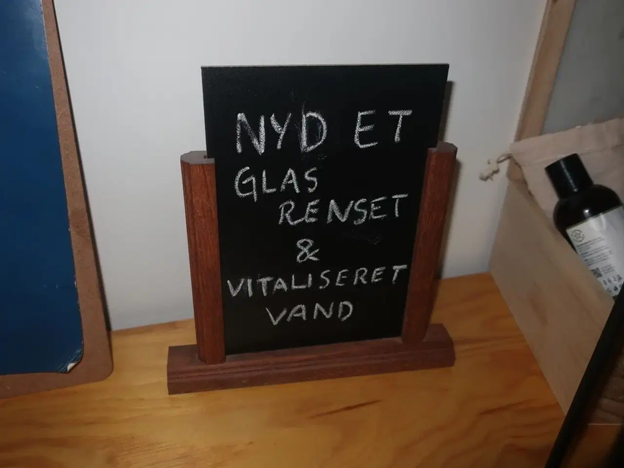 Billede 4 - Bord med vandbeholder / kosttilskud m.m.