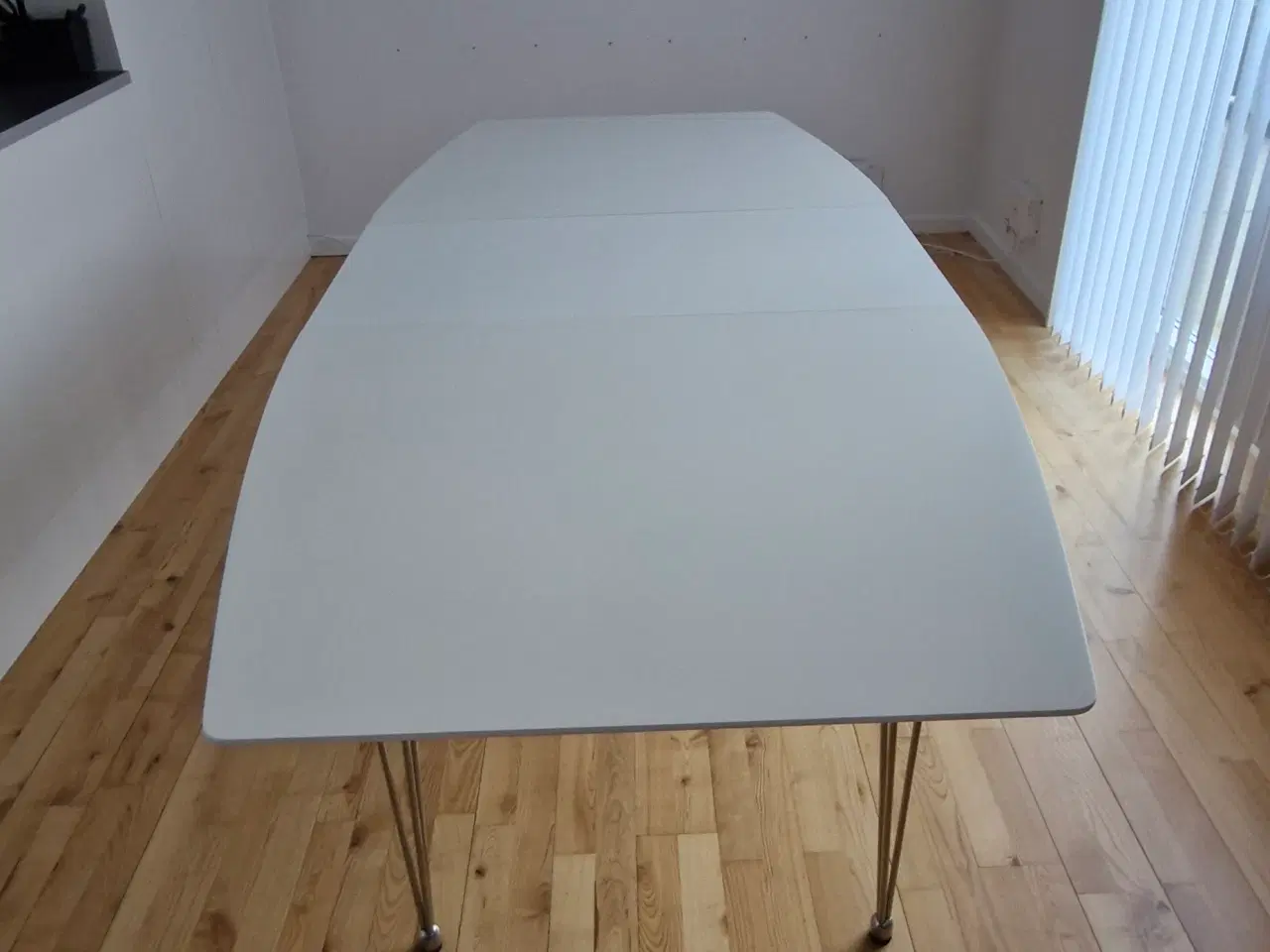 Billede 3 - Hvidt spisebord med stålben og 2 tillægsplader 