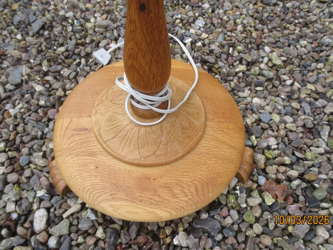 Billede 2 - 1 stk Standerlampe i Egetræ Med Udskæringer