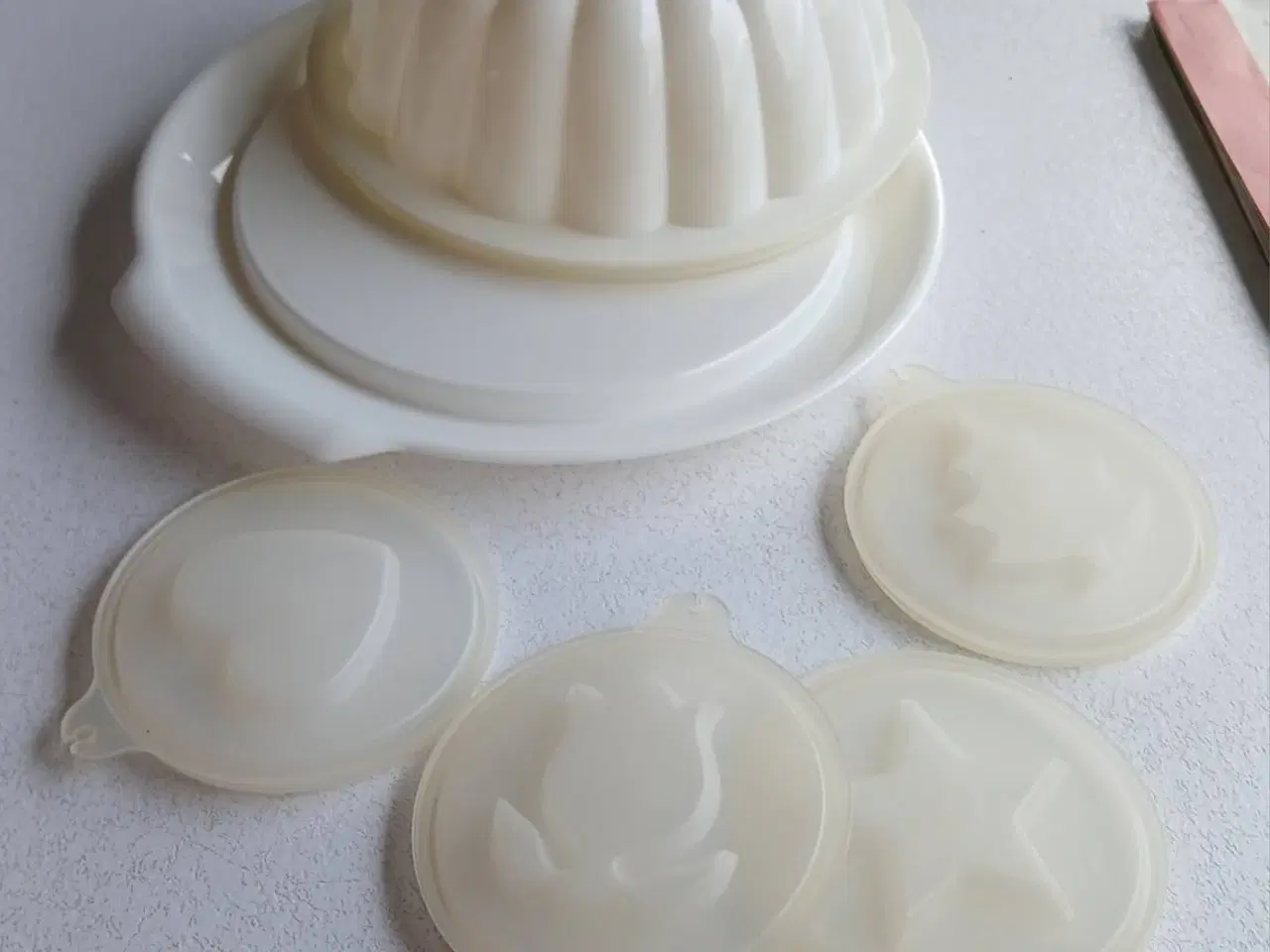 Billede 1 - Tupperware isform osv. inkl. låg sælges