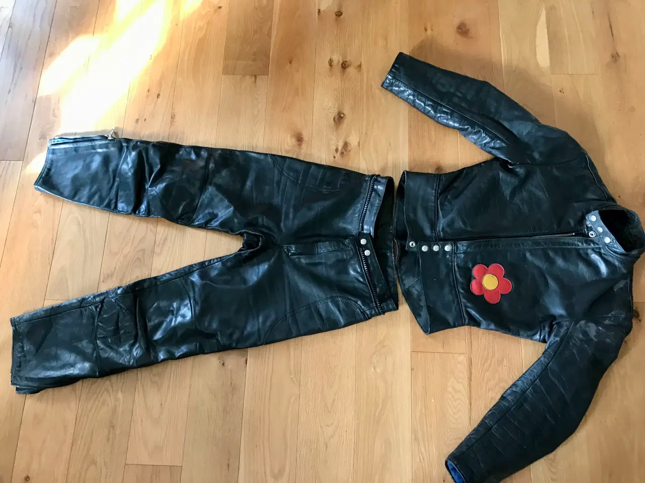 Billede 1 - Lækker velholdt læderdragt.