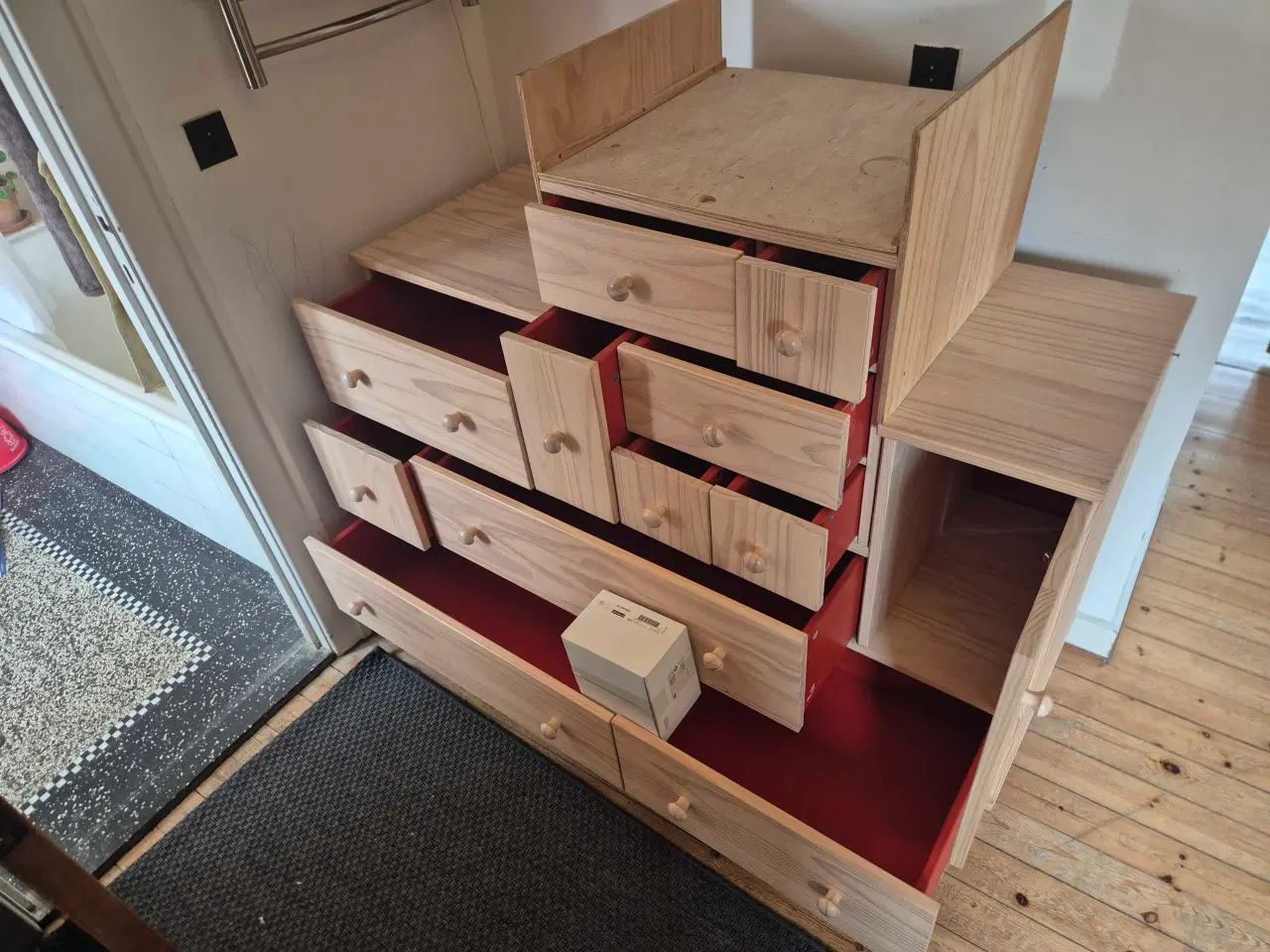 Billede 2 - Kommode med snedker-lavet pusleplads 