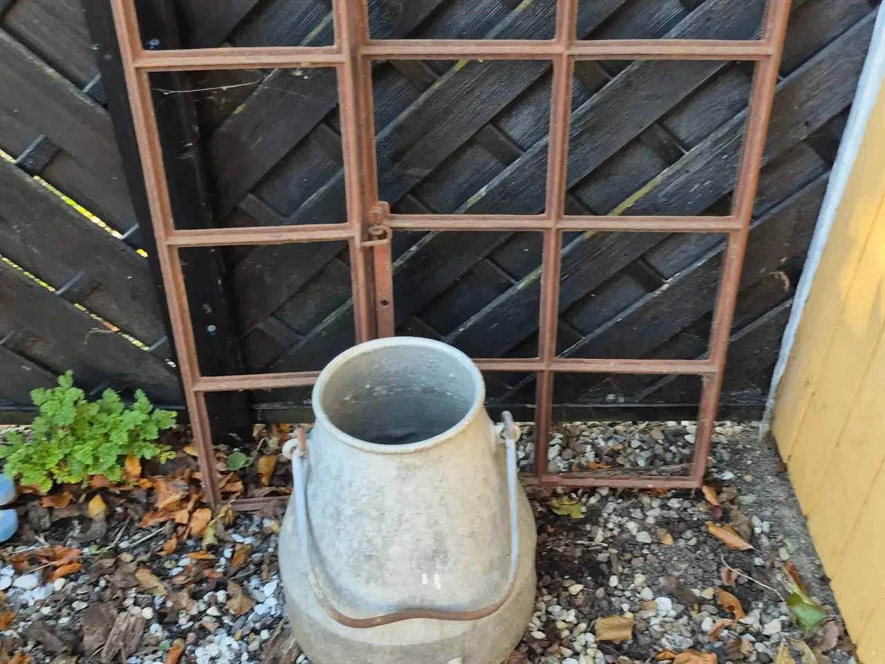 Billede 2 - Stort staldvindue samt mælkejunge