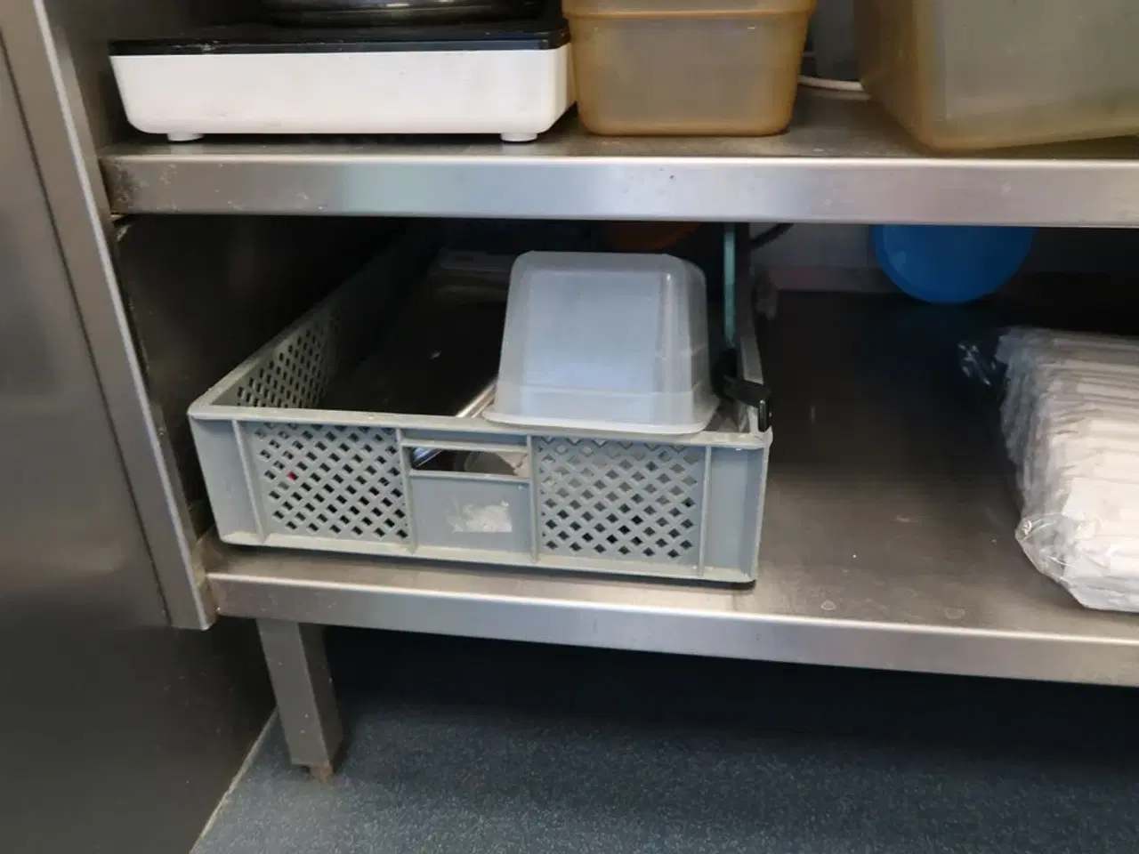 Billede 5 - Rustfri stålbord med indhold (maskiner emdfølger ikke)