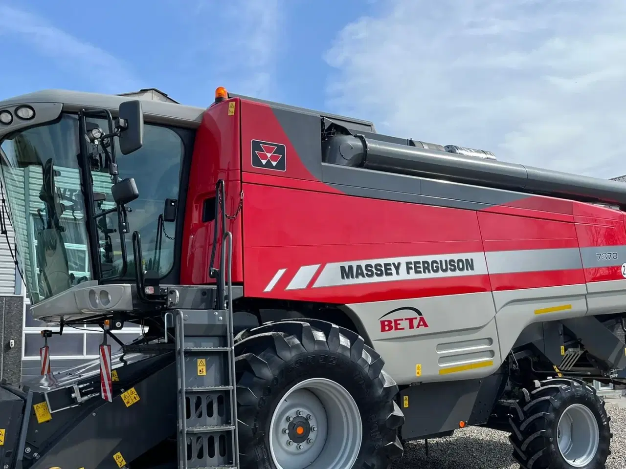 Billede 23 - Massey Ferguson 7370 BETA. Gårdmaskine med kun 1080 motortimer. Med 22fod powerflov skærebord