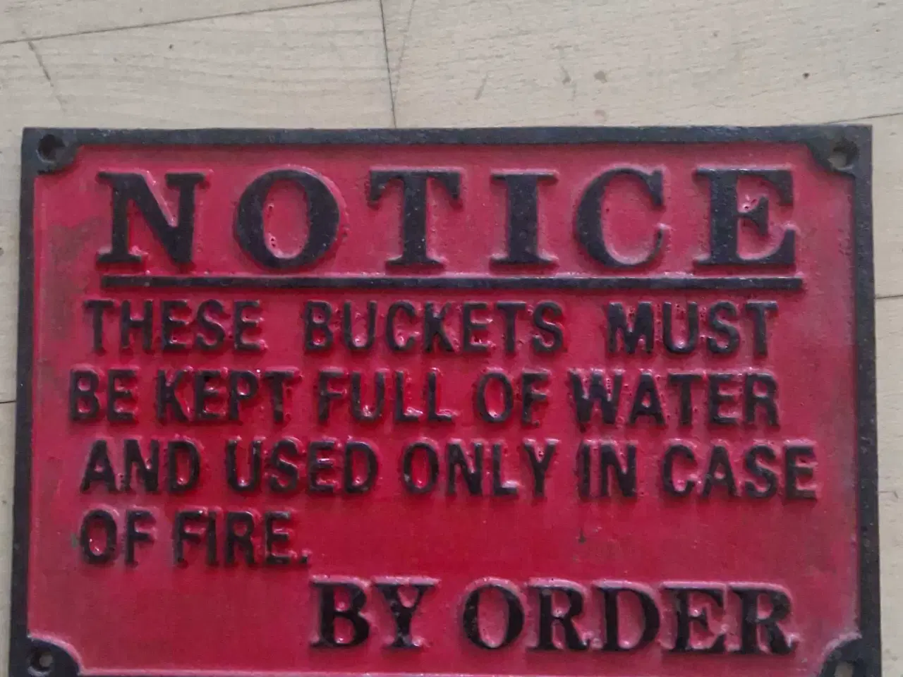 Billede 1 - Stort rødt skilt