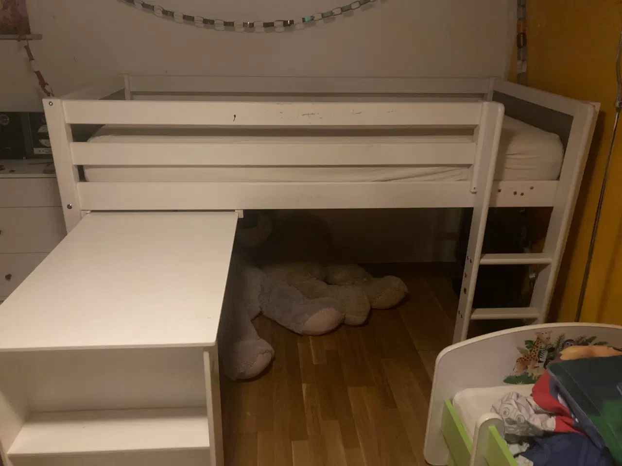 Billede 1 - Halv høj seng med skrivebord