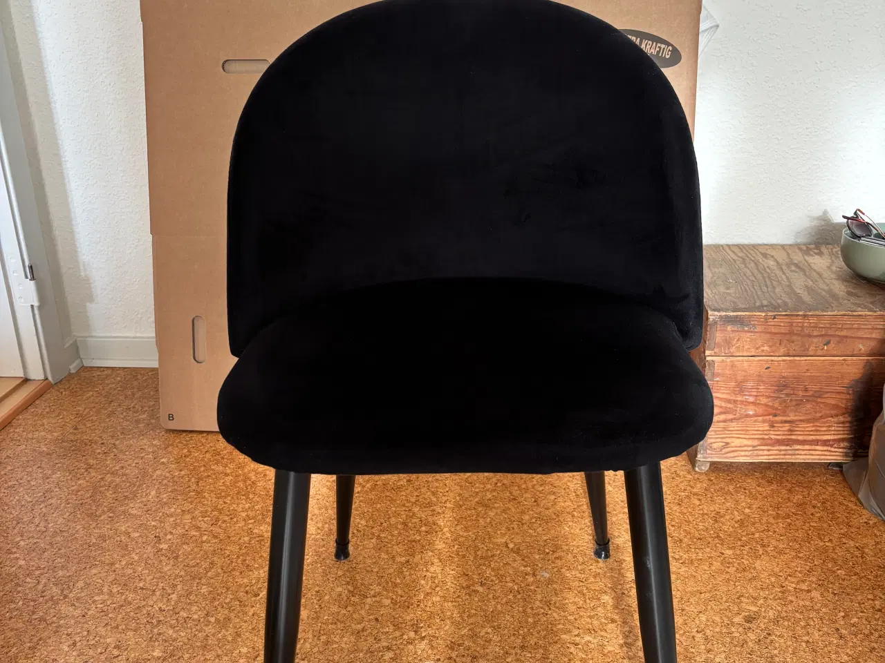 Billede 1 - 6 stk Alice spisebordsstole i sort velour sælges. 