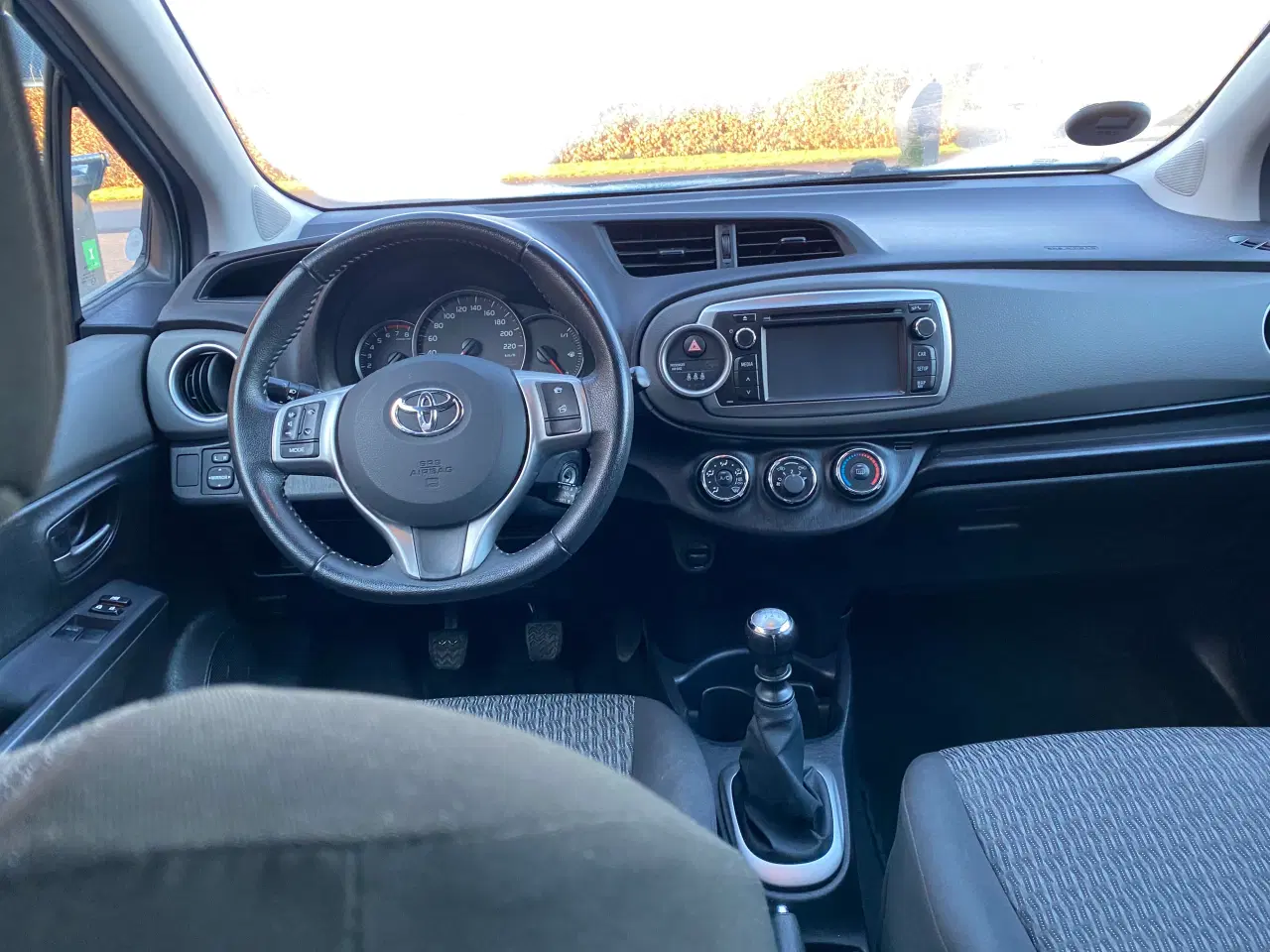 Billede 6 - Billig Yaris 1,3 5 dørs 2014 6 gears