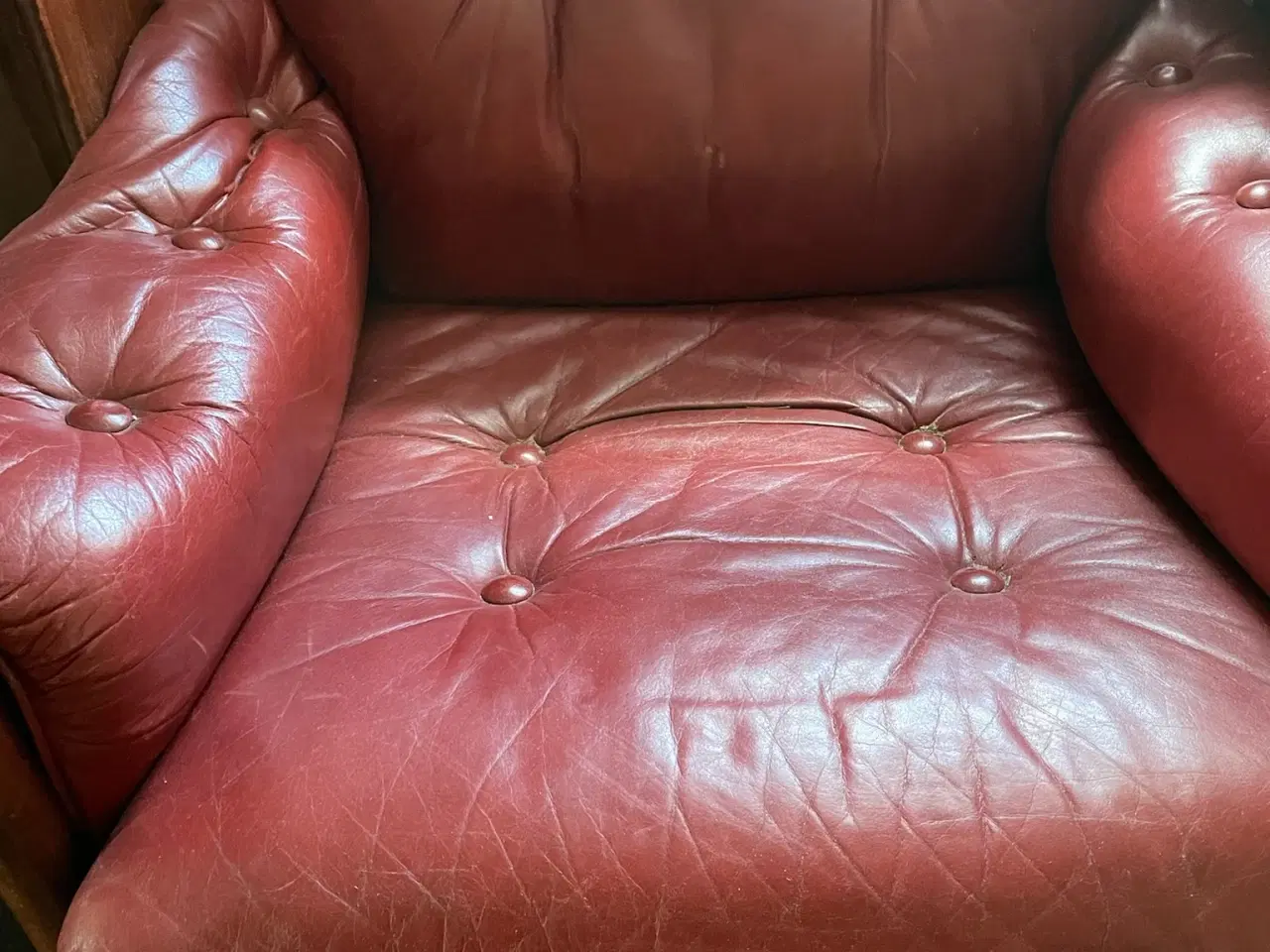 Billede 3 - Sofa stol i mørkt træ og flot rødt læder. 