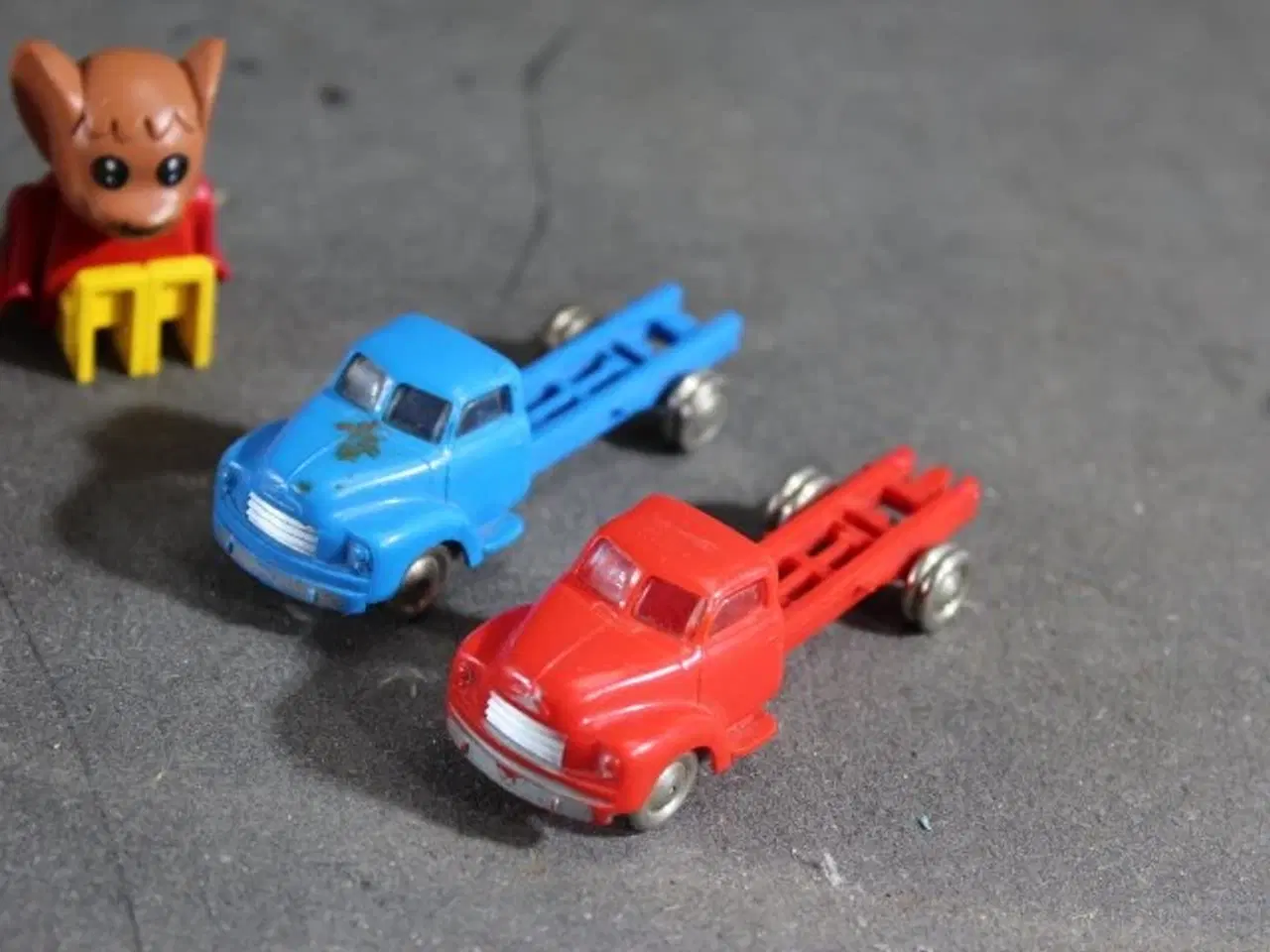 Billede 4 - Gl. Lego biler og figur. 