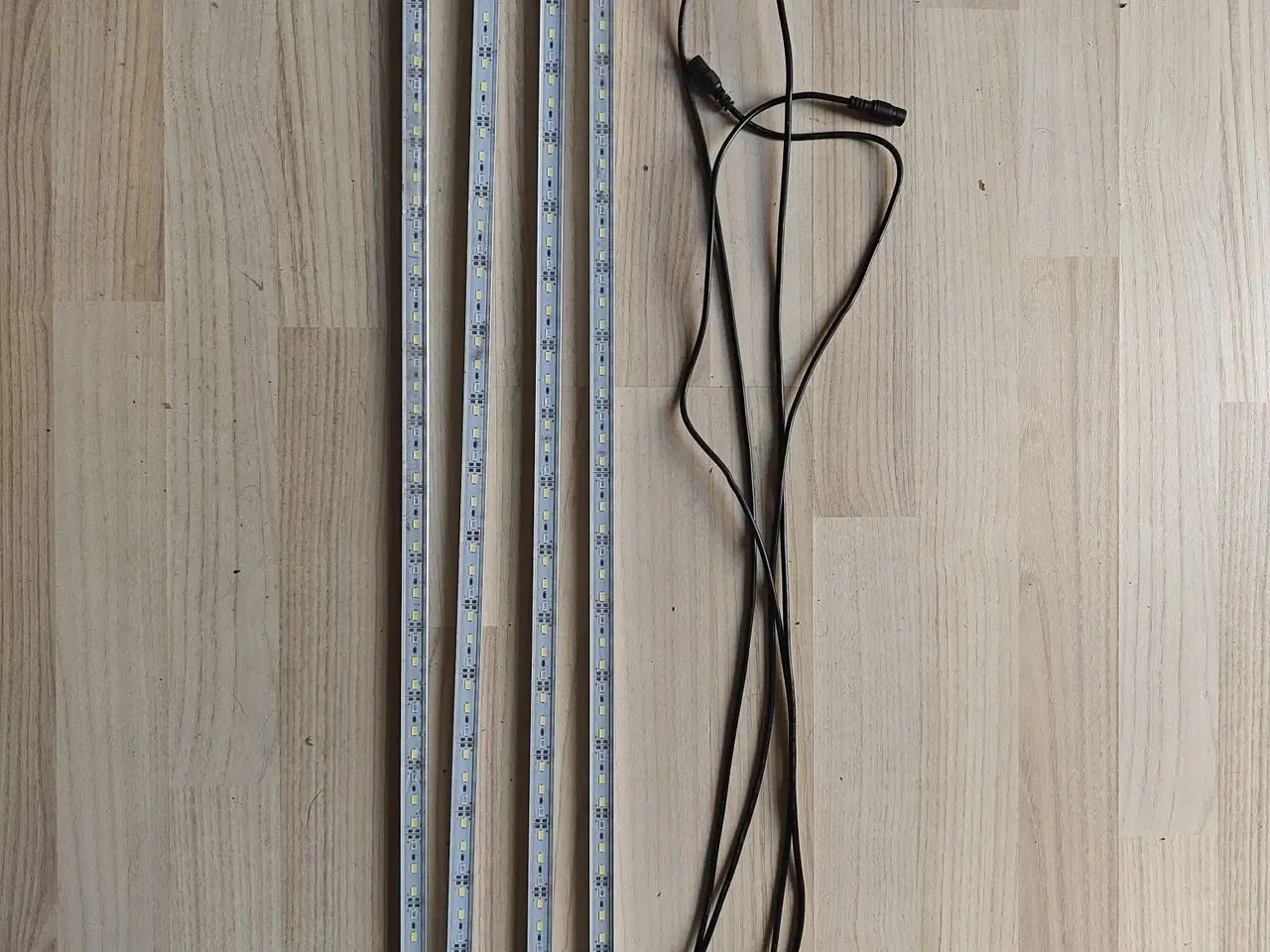 Billede 1 - Aqualight 92 cm. I hvid og blå