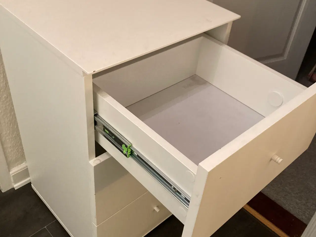 Billede 3 - Hvid kommode med tre skuffer