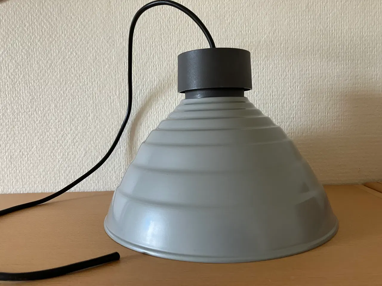 Billede 1 - Pendel -  Lampe i gråt metal.