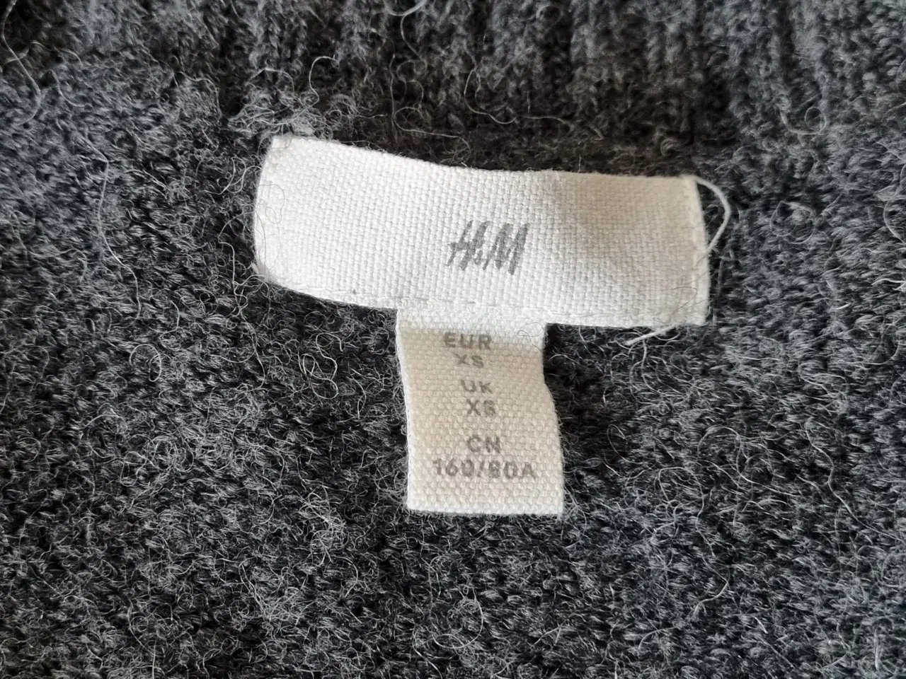 Billede 3 - Mørkegrå cardigan str. XS fra H&M