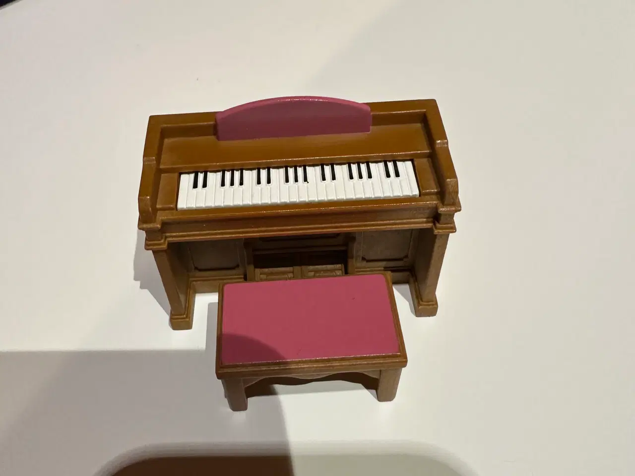 Billede 3 - Sylvanian hus / dukkehus m. tilbehør, bil, figurer