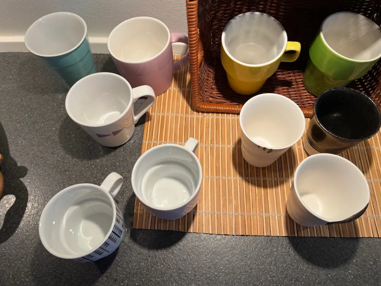 Billede 6 - Udsalg - 14 krus og kopper i keramik, flerfarvet