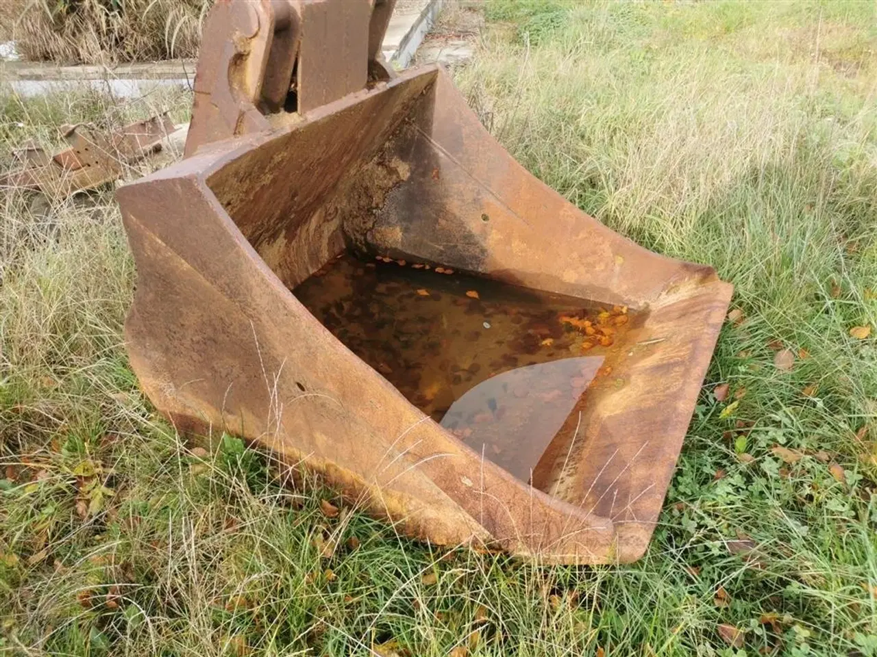 Billede 1 - - - - Graveskovl 115 med Volvo beslag