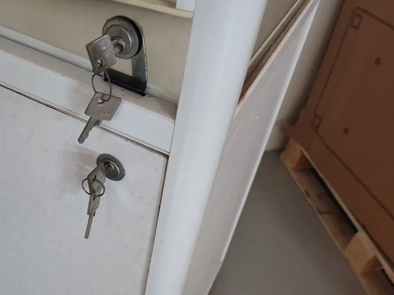 Billede 3 - Glasmontre og stativ