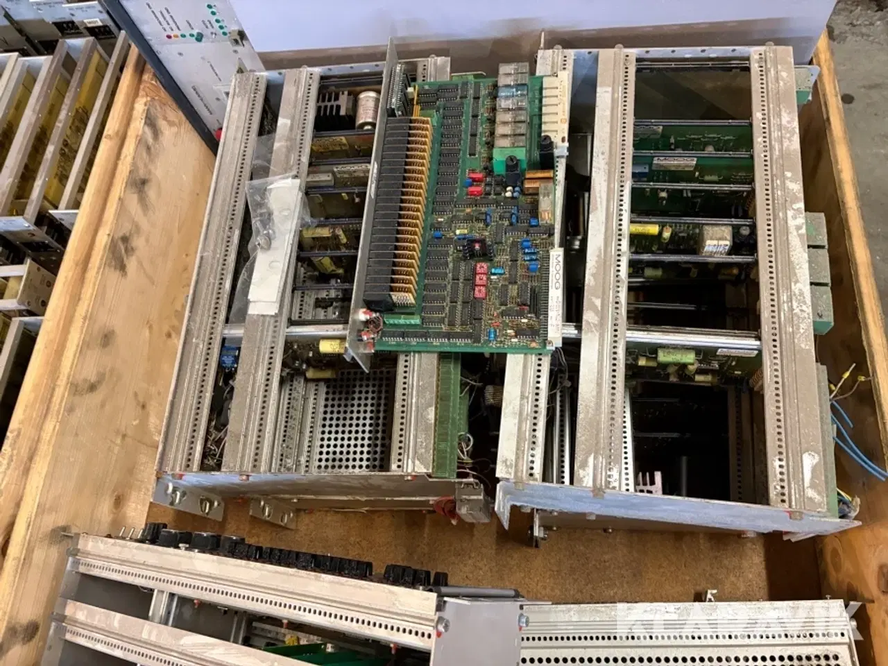 Billede 5 - Samlet lot med komponenter til blæsemaskiner til plastindustrien - 12 paller