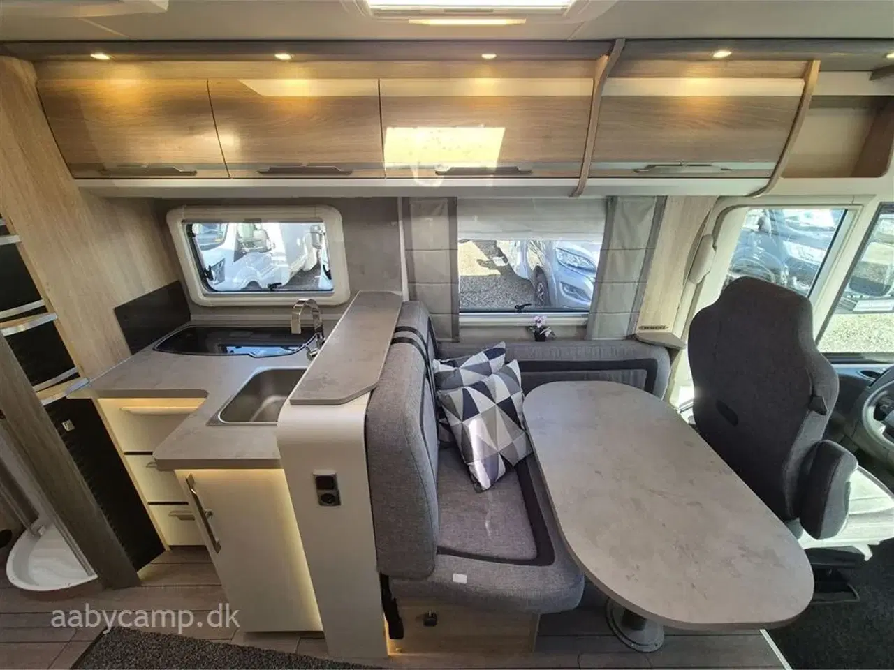 Billede 11 - 2019 - Knaus Sky I 700 LEG   Automatgear. markise. solceller. batterier. Elektrisk  indgangstrin. TV.  Egoist model Uden sænkeseng i forenden!!  Bemærk 3850 Kg. total.