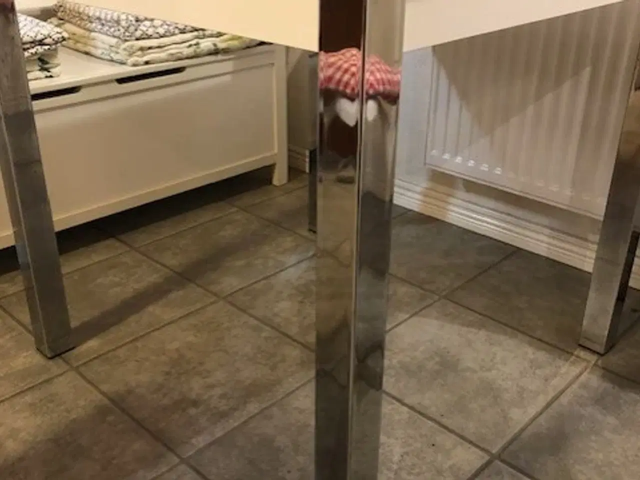 Billede 2 - Lille firkantet spiseborg med udtræk