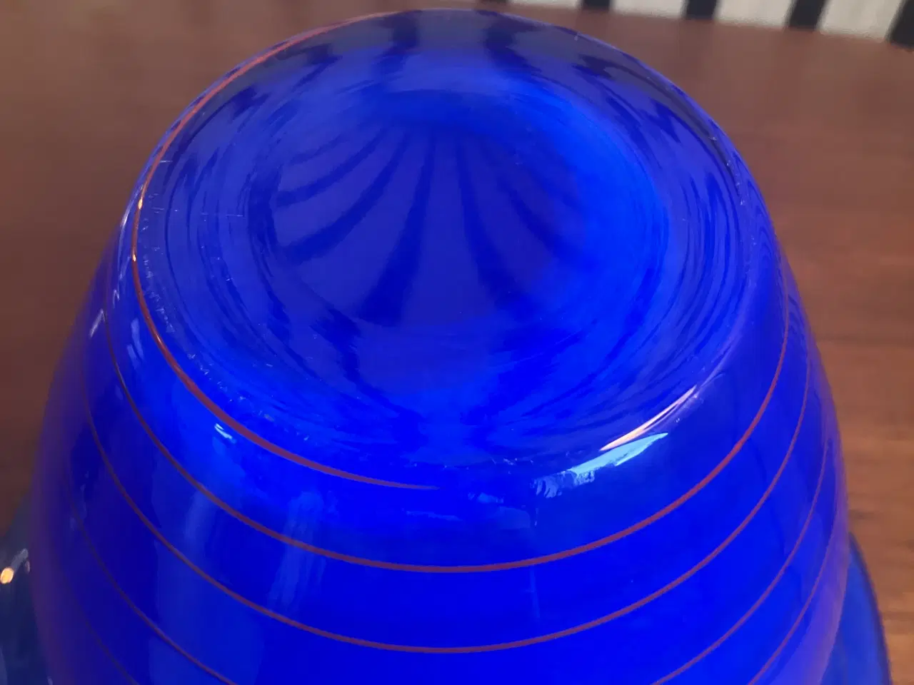 Billede 4 - Flot blå glas skål med røde striber