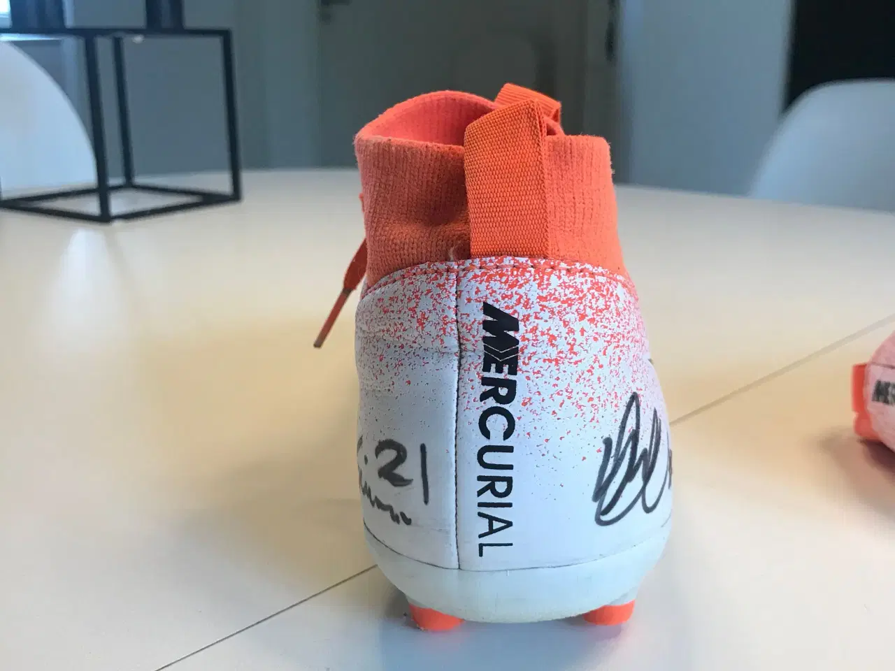 Billede 2 - Orange og hvide Nike fodboldstøvler