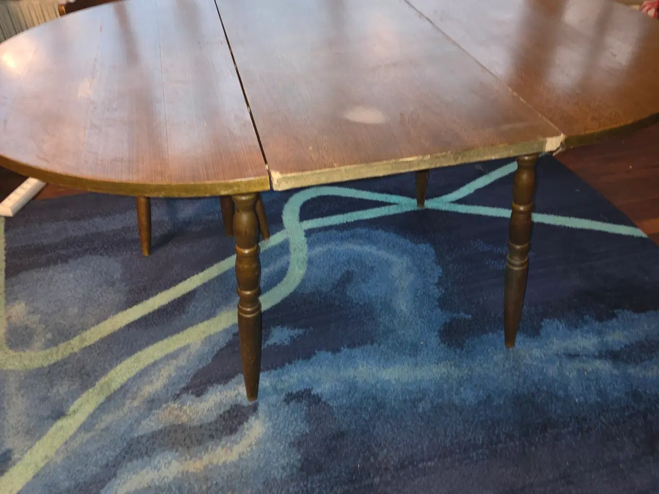 Billede 2 - Rundt spisebord i mærkt træ