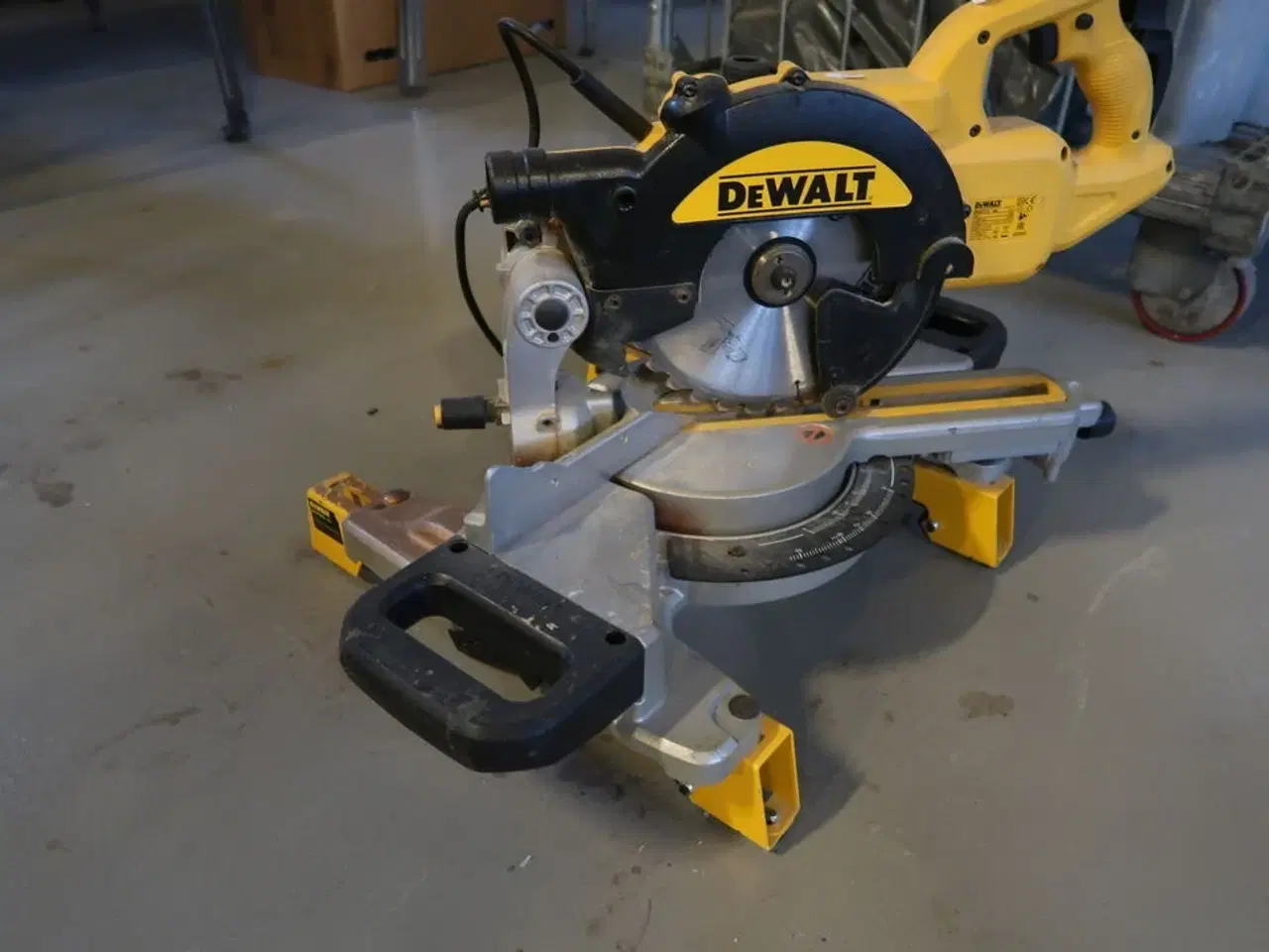 Billede 2 - Kap-/geringssav DEWALT DWS773-QS