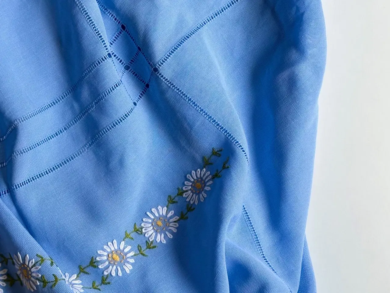 Billede 3 - Blå dug m marguritter