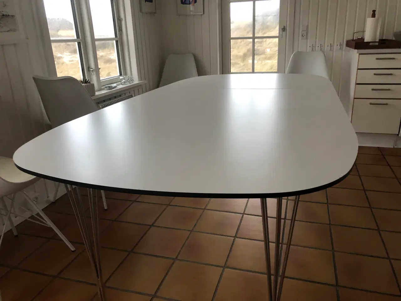 Billede 3 - Hvidt Spisebord med 6 stole
