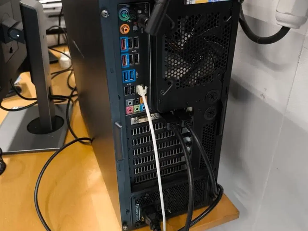Billede 6 - Skrivebord inkl. indhold