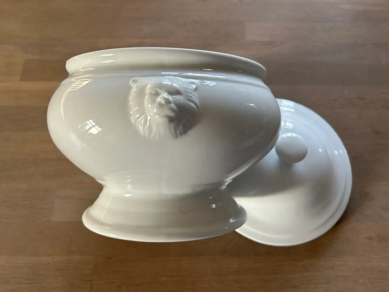 Billede 2 - Stor hvid suppeterrin med løvehoveder og låg