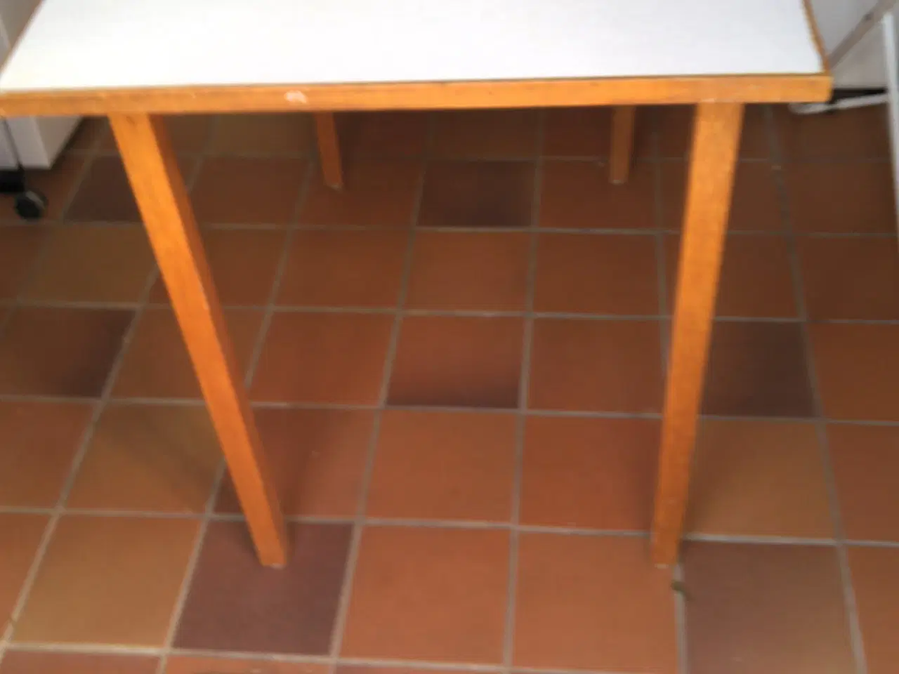 Billede 2 - Spisebord, lakeret eg med laminat bordplade. 