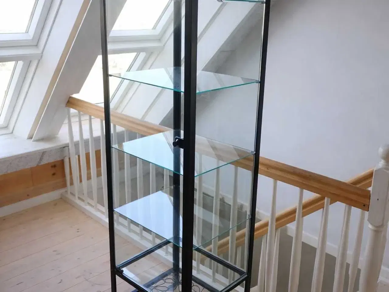 Billede 2 - Ikea Milsbo vitrineskab