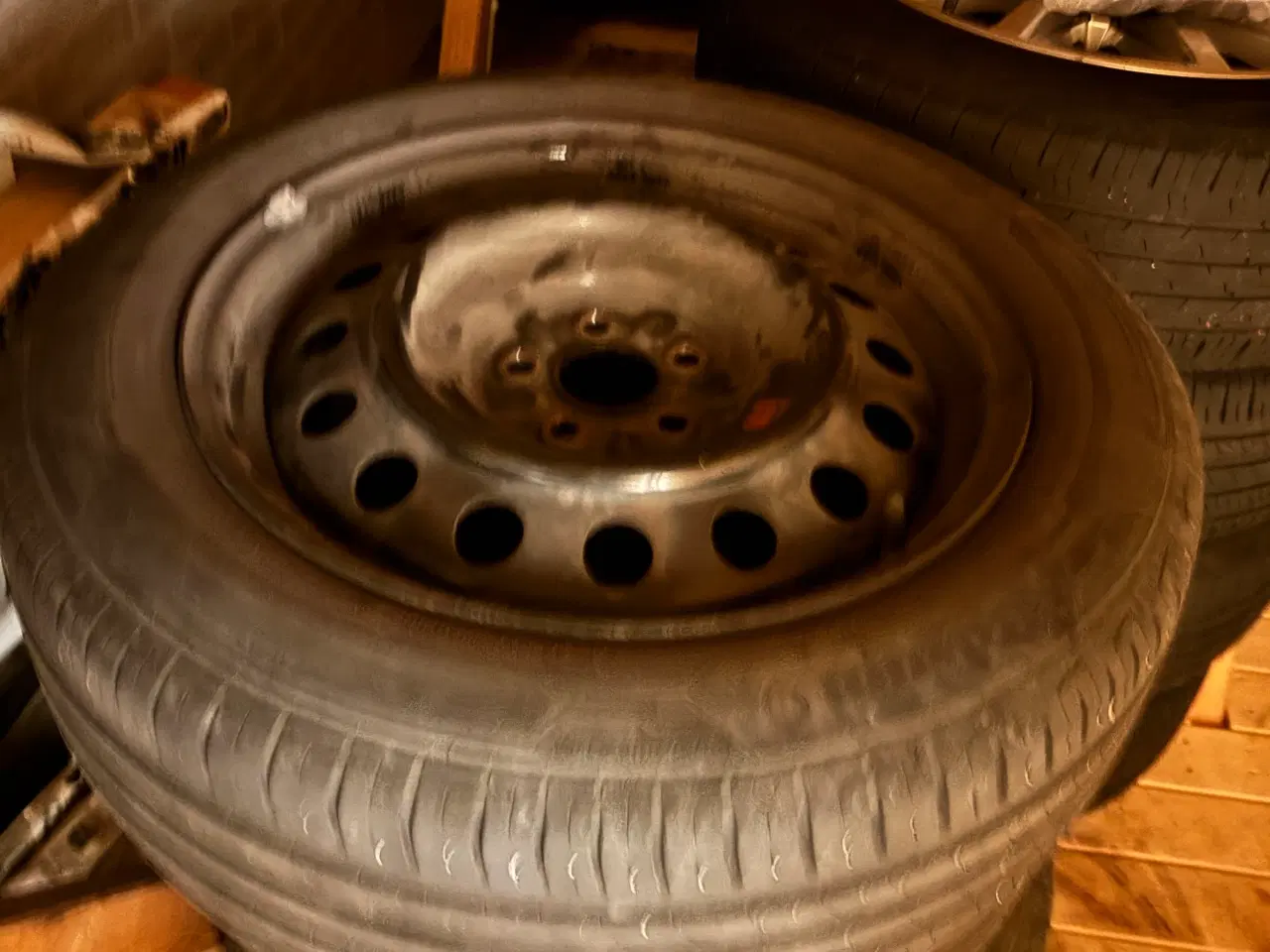 Billede 3 - Gode sommerdæk på fælge til Avensis fra 2005