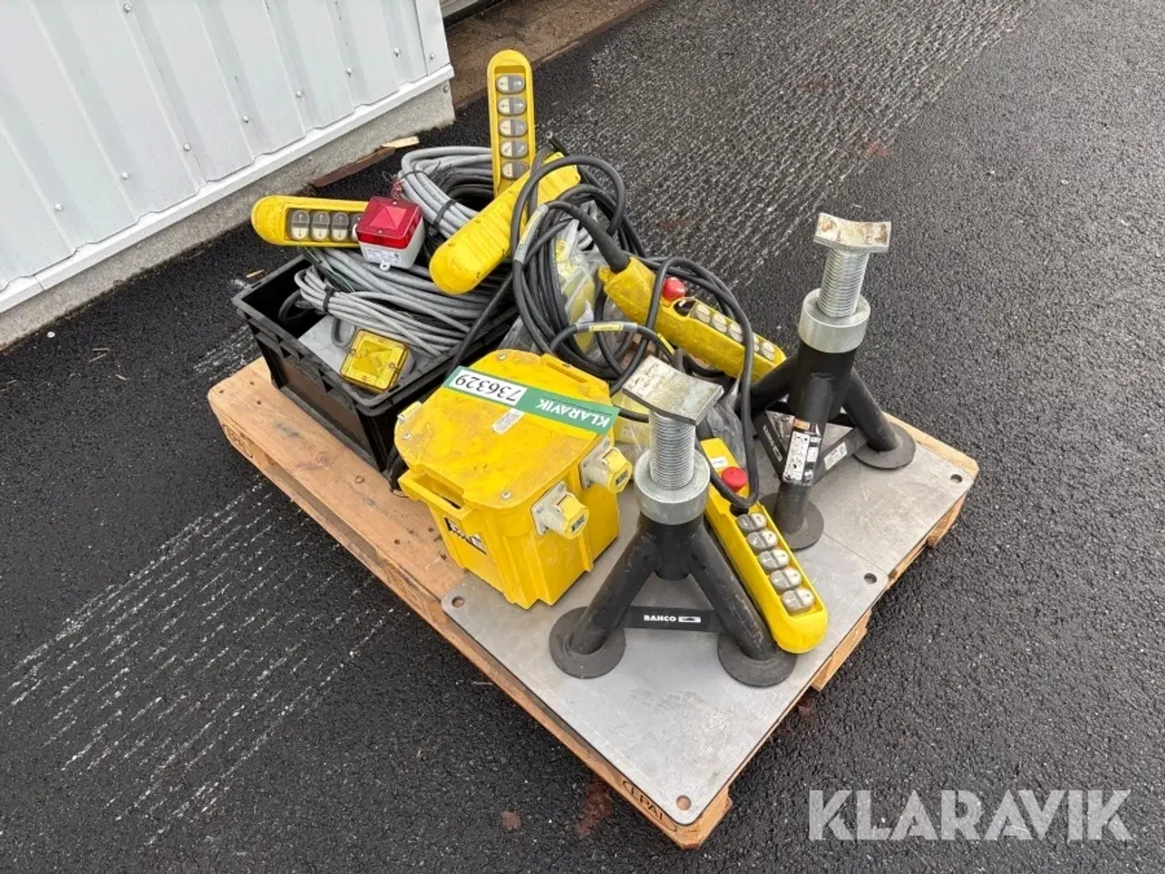 Billede 5 - Samlet lot - bukke, fjernbetjeninger, kabler